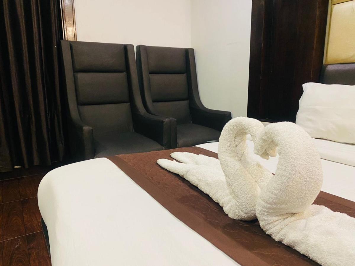 Qotel Express Pitampura Couple Friendly 3*