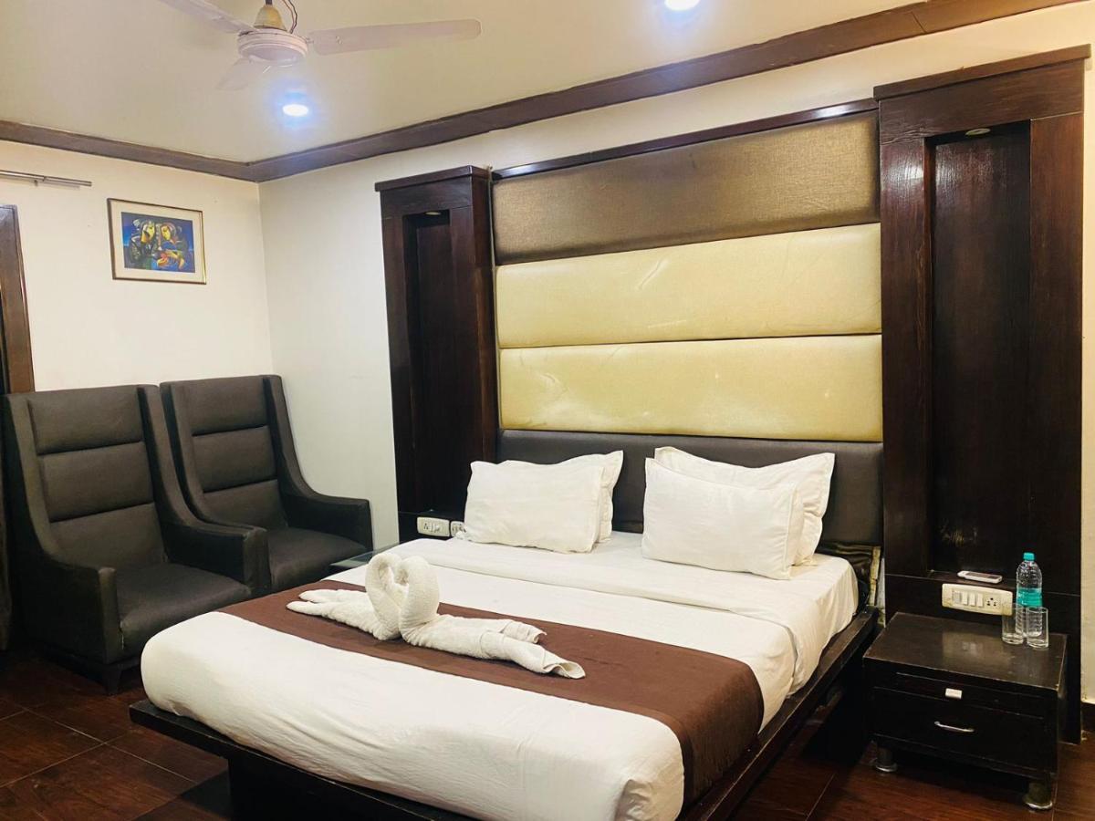 Qotel Express Pitampura Couple Friendly 3*