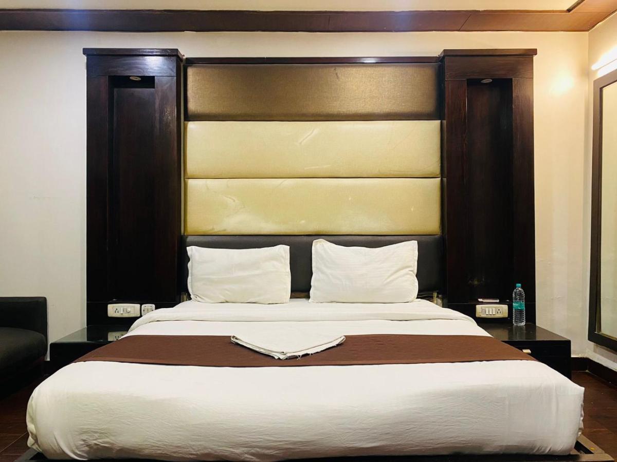 Hotel Qotel Express Pitampura Couple Friendly 3*